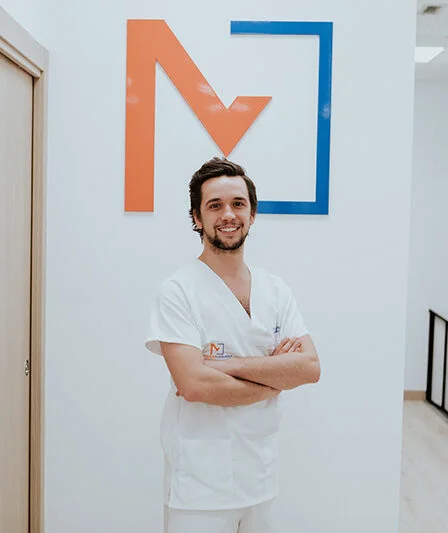 José Manuel Cervera odontólogo Morales Cervera, , sonriendo en su clínica dental, uno de los dentistas más recomendados en Palencia.