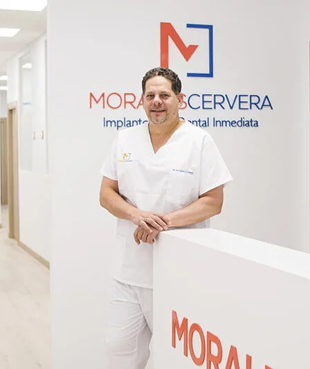 David Morales Morales Cervera Implantología Dental Inmediata, , sonriendo en su clínica dental, uno de los dentistas más recomendados en Palencia.