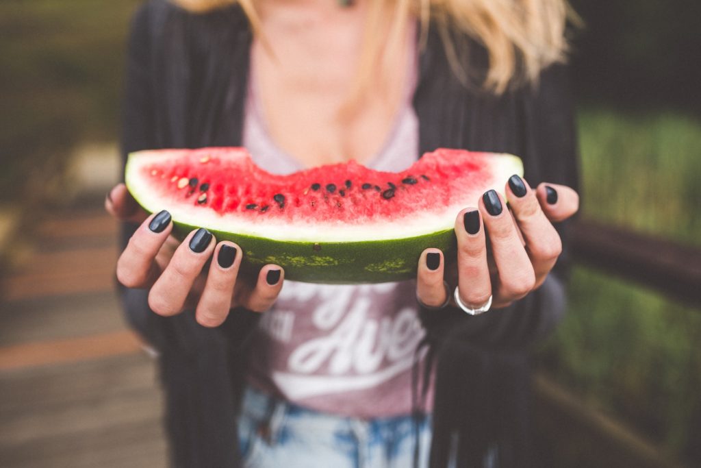 Dientes cuidados este verano gracias a estos cinco alimentos