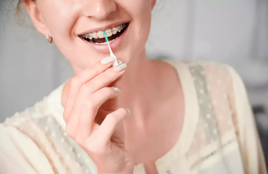 Cómo usar hilo dental con brackets
